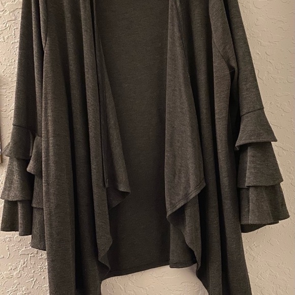 Women’s Andrew by Unit Charcoal Gray Open Front Ruffle Layer Cardigan. Size 1X - Picture 3 of 4